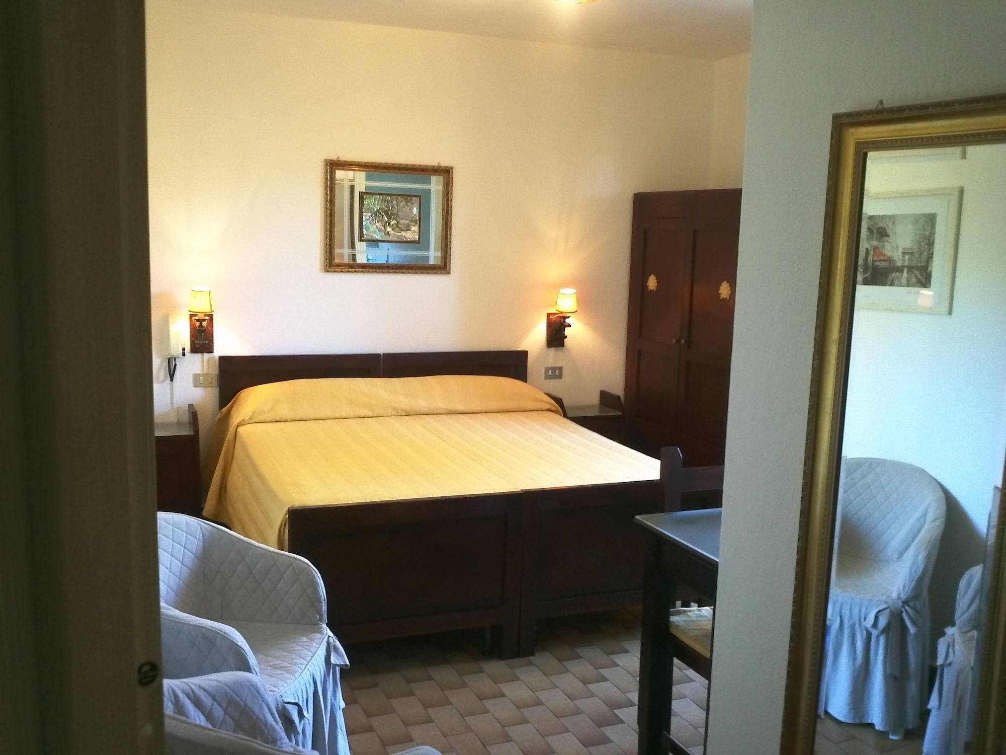 Hotel Abbaruja ออลเบีย ภายนอก รูปภาพ